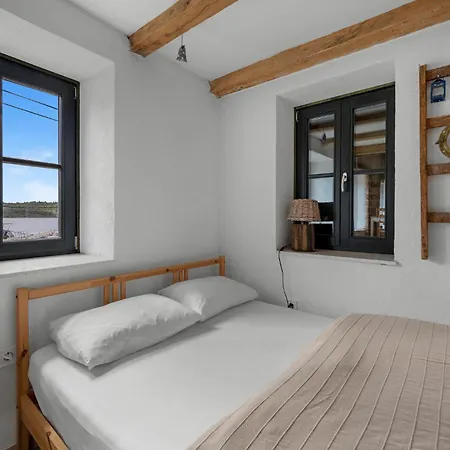 2 Bedroom Amazing In Holiday home Pirovac