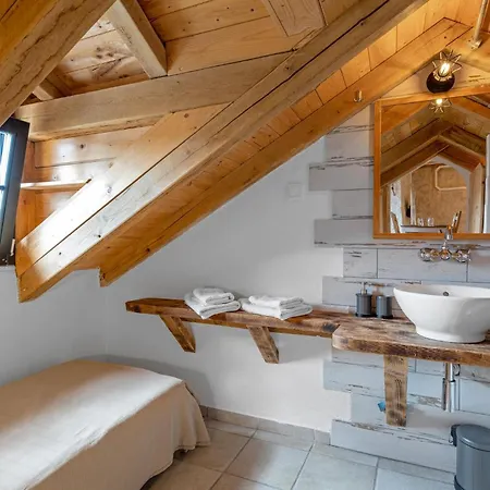 2 Bedroom Amazing In Pirovac