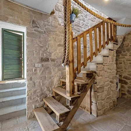 2 Bedroom Amazing In Holiday home Pirovac
