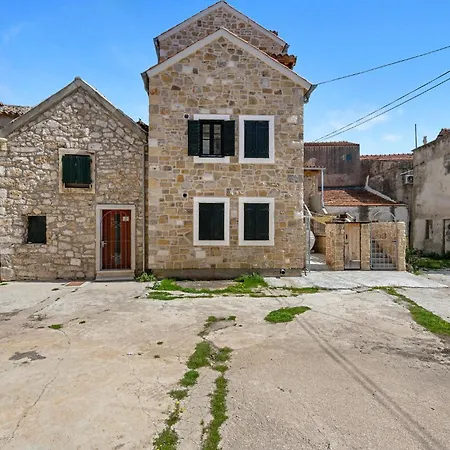 2 Bedroom Amazing In Holiday home Pirovac